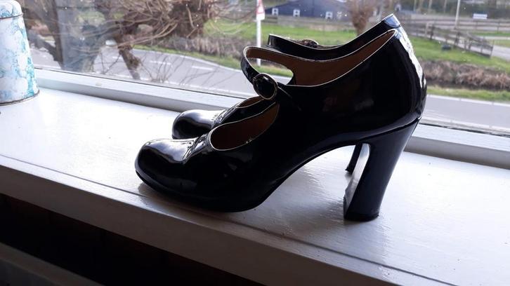 Mooie zwarte lak pumps. Merk: Bronx. Mt. 41., Kleding | Dames, Schoenen, Zo goed als nieuw, Pumps, Zwart, Verzenden