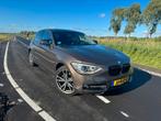 BMW 1-Serie 118I 170pk 5DR Aut8 2015 Bruin, Auto's, BMW, 65 €/maand, Achterwielaandrijving, 4 cilinders, Bruin