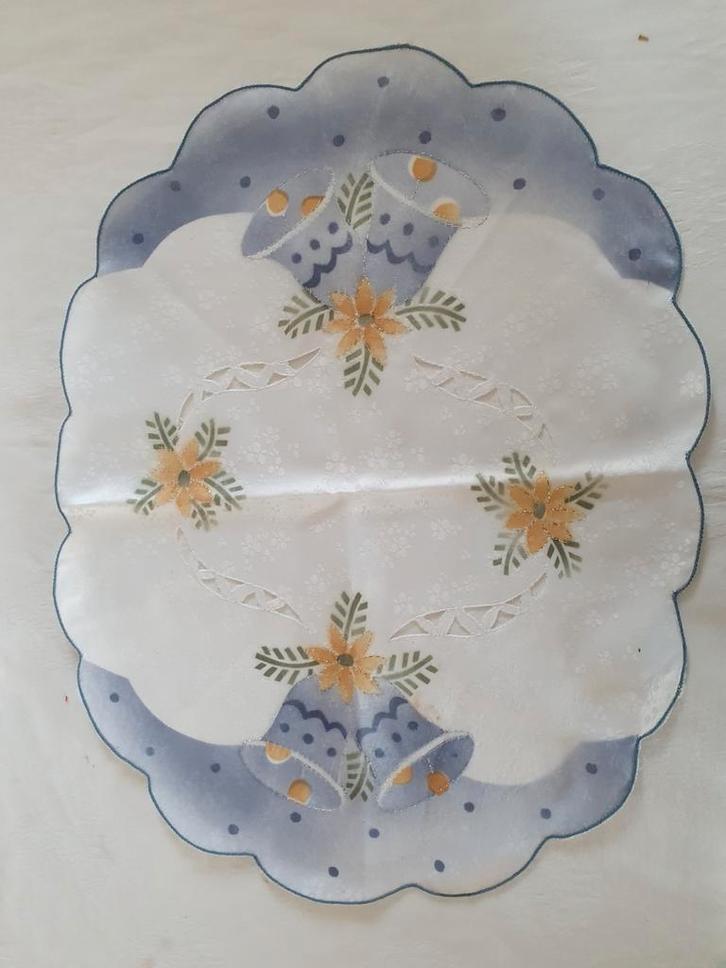 Leuk kleedje met kerstklokken. Het kleedje is ovaal van vorm, Diversen, Kerst, Ophalen of Verzenden