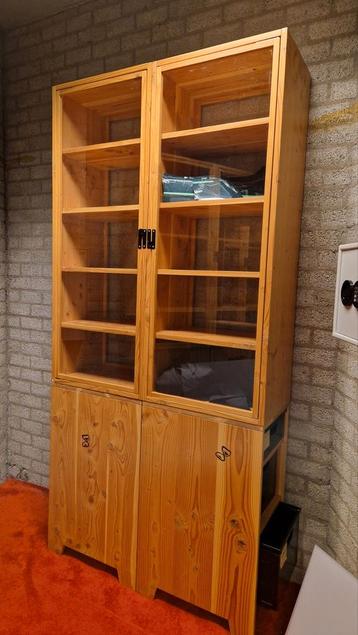 Houten Vitrinekast met Glazen Deuren en Lades beschikbaar voor biedingen
