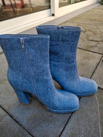 Denim kuitlaarsjes beschikbaar voor biedingen