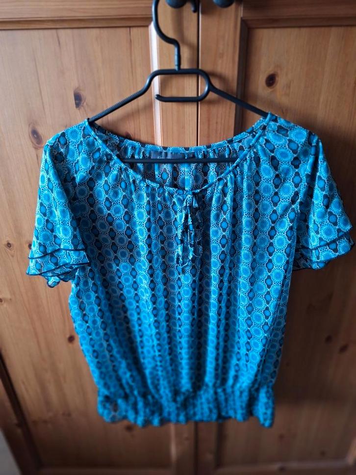 Blousje Kiabi blauwtinten 42/44 nieuwstaat, Kleding | Dames, Tops, Zo goed als nieuw, Maat 42/44 (L), Korte mouw, Ophalen of Verzenden