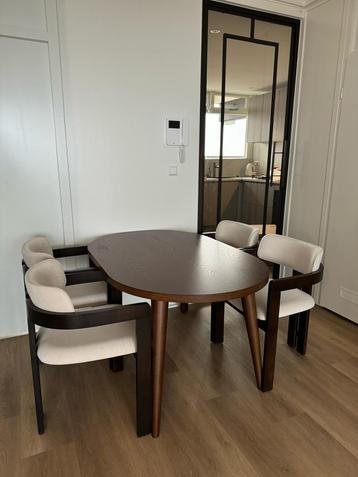 Ovale houten eettafel (L 1.40m B 0.90m)