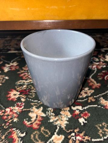 Leuke bloempot - 17.5cm hoog, 14cm diameter beschikbaar voor biedingen