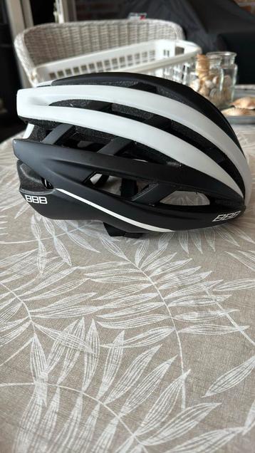 Mooie witte zwarte fietshelm bbb L beschikbaar voor biedingen