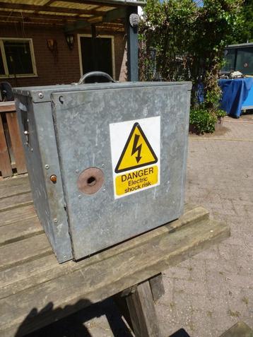 Metalen kastje , gegalvaniseerd , draagbaar beschikbaar voor biedingen