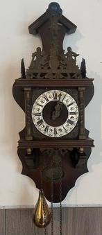 Antieke zaanse, Wandklok met sierlijke figuren, Ophalen of Verzenden