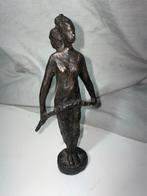 Bronzen beeldje van een vrouw met touw, Ophalen of Verzenden