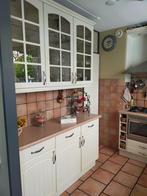 Keuken in landhuisstijl vanille met zilveren handgrepen, Huis en Inrichting, Keuken | Keukenelementen, Ophalen, 200 cm of meer