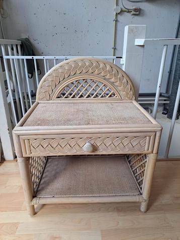 Nachtkastje rotan beschikbaar voor biedingen
