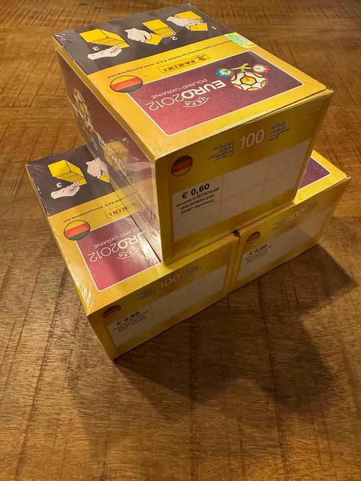 Panini Euro 2012 sealed box - 100 pakjes, Verzamelen, Sportartikelen en Voetbal, Nieuw, Poster, Plaatje of Sticker, Buitenlandse clubs