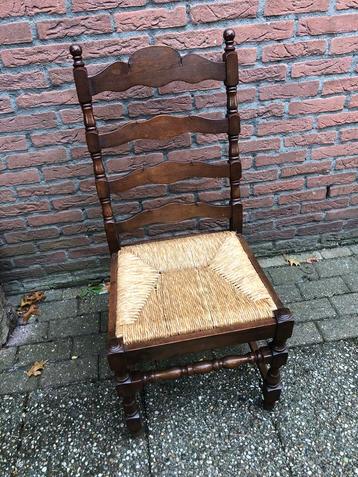 5 robuuste, klassieke eetkamerstoelen beschikbaar voor biedingen