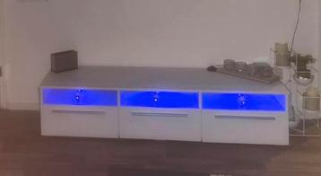 Tv tafel beschikbaar voor biedingen