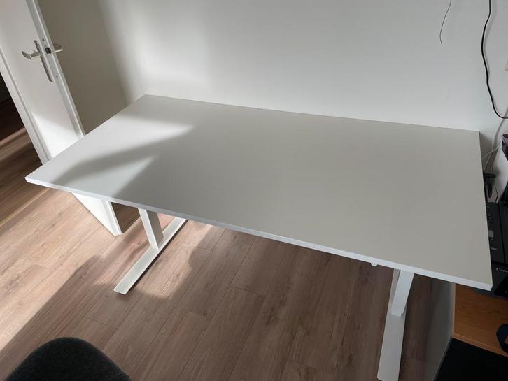 SKARSTA bureau IKEA, Huis en Inrichting, Bureaus, Gebruikt, Stabureau, In hoogte verstelbaar, Ophalen