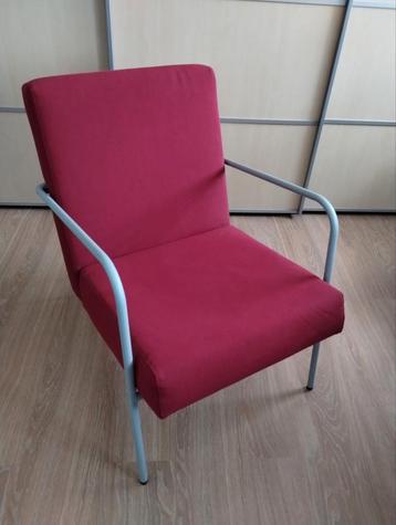 Mooie Ikea fauteuil met rode stoffen bekleding 
