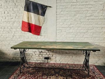 Franse landelijke tafel groen, tuintafel, sidetable, horeca  beschikbaar voor biedingen