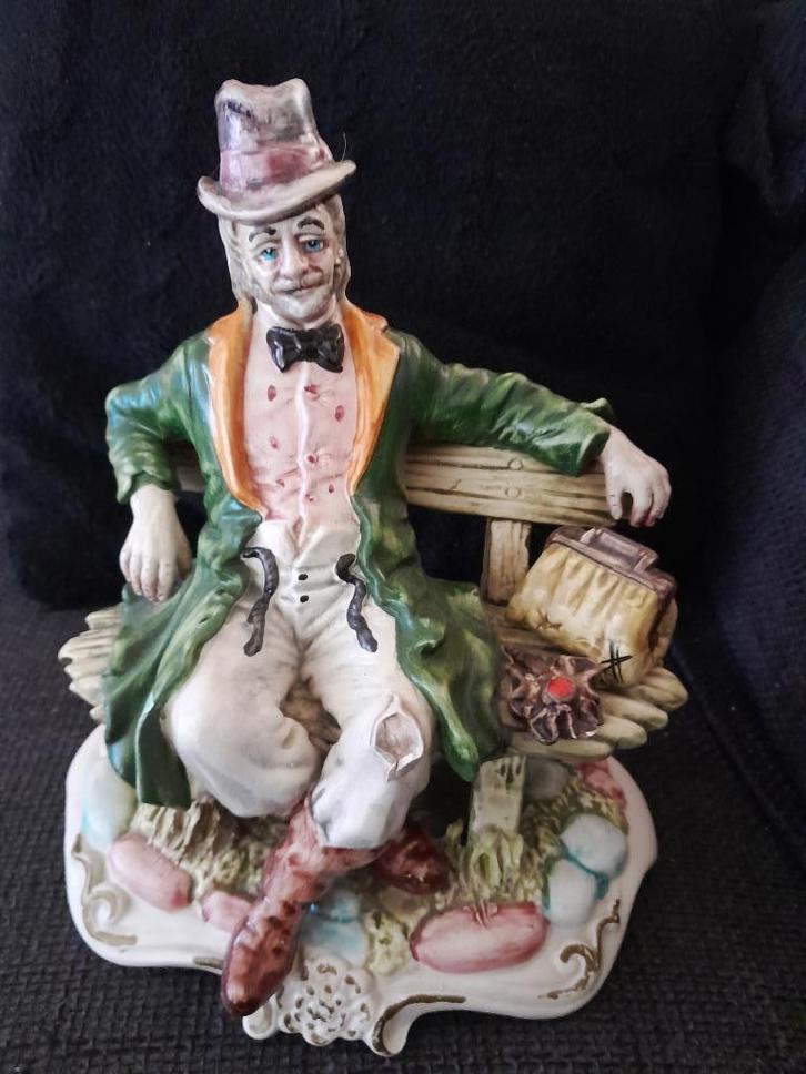 Beeld zwerver op bankje, Antiek en Kunst, Antiek | Porselein, Ophalen