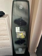Slingshot Whip 143 cm wakeboard (boot & kabelbaan) + vinnen, Watersport en Boten, Ophalen of Verzenden, Gebruikt, Board