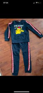 Joggingpak Pokemon Pikachu kerstmuts mt 140, Ophalen of Verzenden, Jongen of Meisje