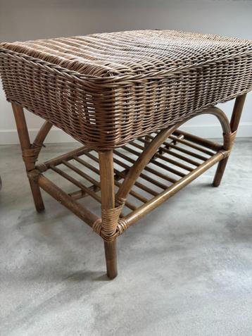 Vintage rotan tafeltje met onderplank beschikbaar voor biedingen