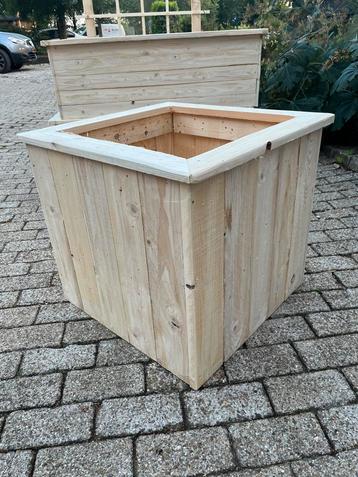 Grote vierkante bloembak 65 x 65 cm, 60 cm hoog beschikbaar voor biedingen