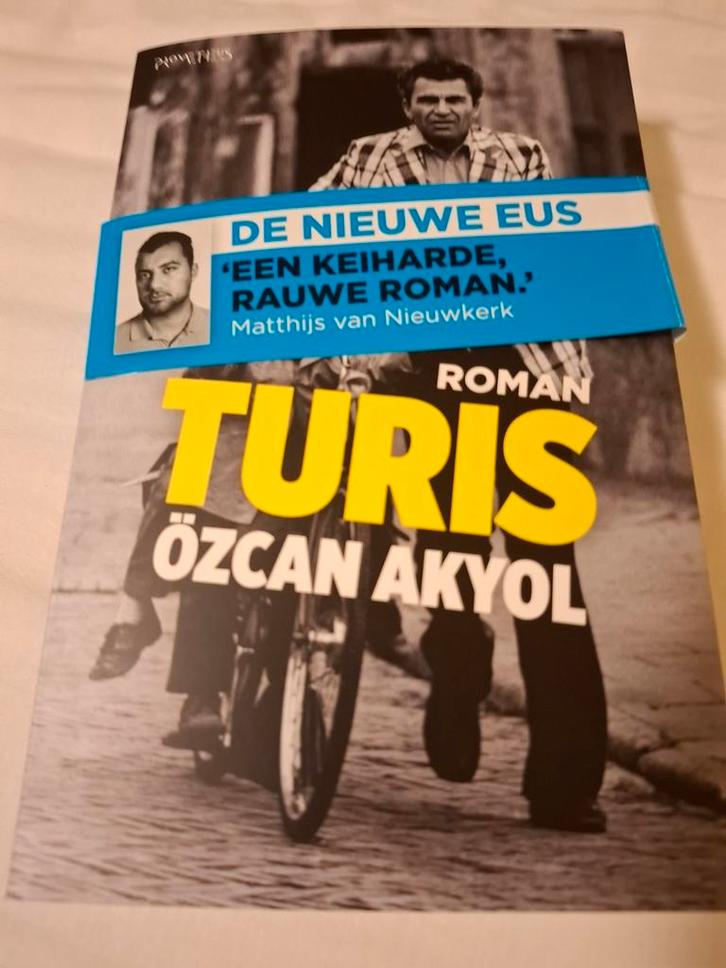 Özcan Akyol - Turis, Boeken, Literatuur, Zo goed als nieuw, Nederland, Ophalen of Verzenden