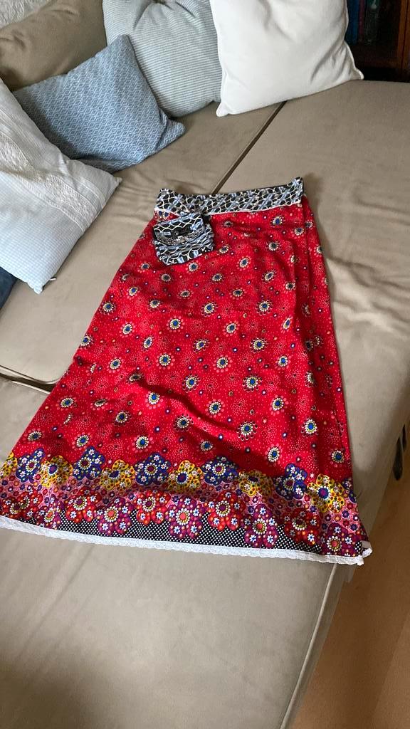 Lange vrolijke overslagrok, Zand A’dam, Kleding | Dames, Rokken, Zo goed als nieuw, Rood, Onder de knie, Ophalen of Verzenden
