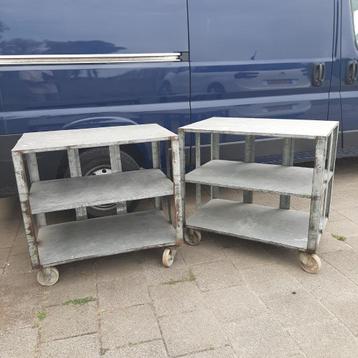 Eierkarren op wielen beschikbaar voor biedingen