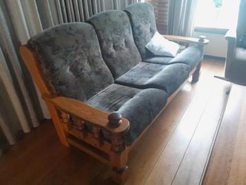 Nette 3-zits bank met eiken houten frame gratis beschikbaar voor biedingen