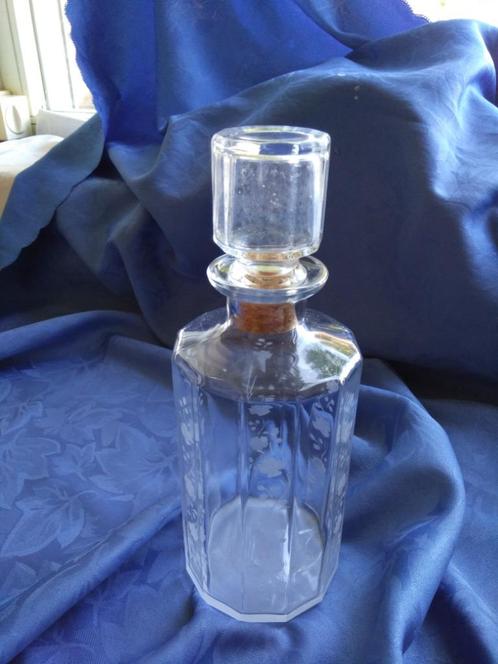 KARAF  met Stop, van deels ge-etst glas, hoog 27 cm, Antiek en Kunst, Antiek | Glas en Kristal, Ophalen of Verzenden