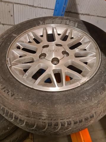 Jeep velgen met banden – 235/65R17 – gebruikt beschikbaar voor biedingen