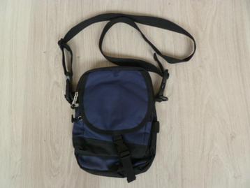 (Vakantie?) Tasje. Vele vakken. Nieuw. Donkerblauw met zwart beschikbaar voor biedingen