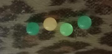 Gave glow in the dark piercing balletjes beschikbaar voor biedingen