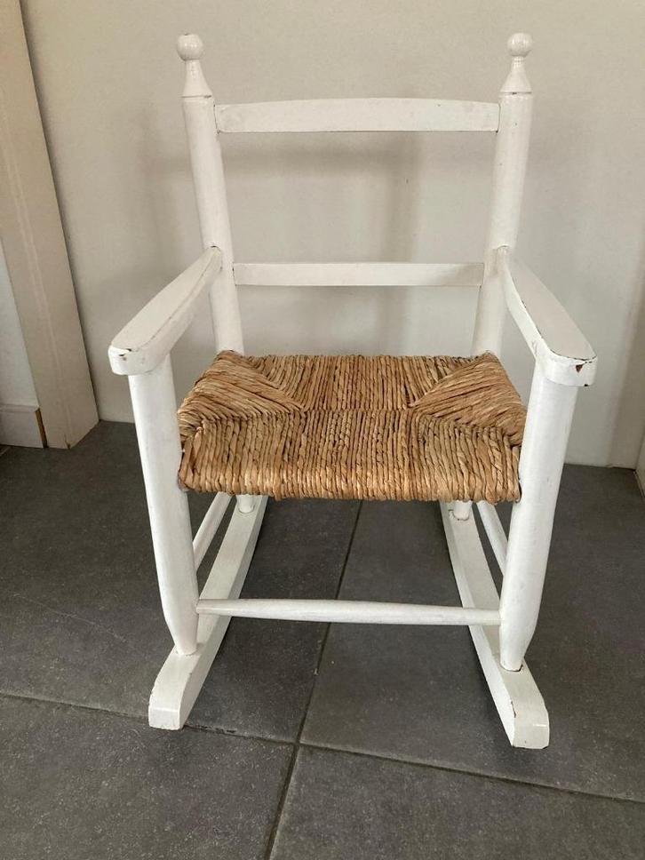 Retro kinder schommelstoel met rieten zitting, Kinderen en Baby's, Kinderkamer | Tafels en Stoelen, Zo goed als nieuw, Stoel(en)