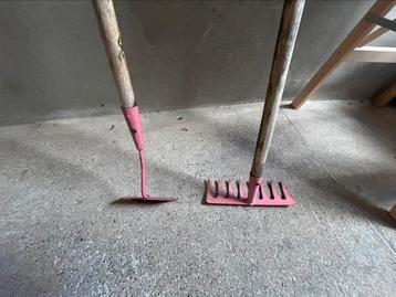 Tuin gereedschap hark en aas beschikbaar voor biedingen
