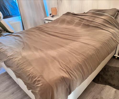 Boxspring met eventueel beddengoed, Huis en Inrichting, Slaapkamer | Boxsprings, Gebruikt, 160 cm, 200 cm, Tweepersoons, Crème