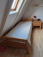 Bed met bijpassend nachtkastje, Huis en Inrichting, Slaapkamer | Bedden, Ophalen, Eenpersoons, Bruin, Hout