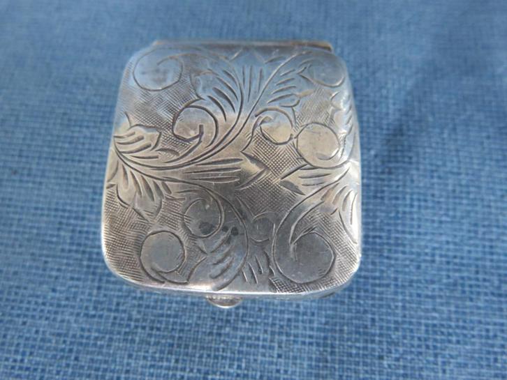 Antiek pillendoosje in zilver - 19e eeuw, Antiek en Kunst, Antiek | Goud en Zilver, Zilver, Ophalen of Verzenden