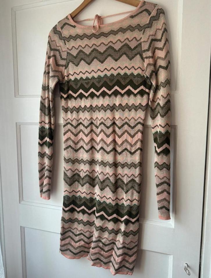 Stijlvolle poederroze gouden zigzag jurk Glamourous S, Kleding | Dames, Jurken, Zo goed als nieuw, Roze, Boven de knie, Ophalen of Verzenden