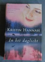 IN HET DAGLICHT Kristin Hannah stofkaft boek 2003 ISBN 90443, Boeken, Romans, Gelezen, Ophalen of Verzenden