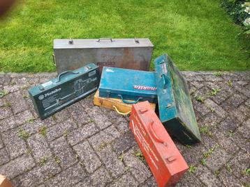 oude metalen gereedschapkisten beschikbaar voor biedingen