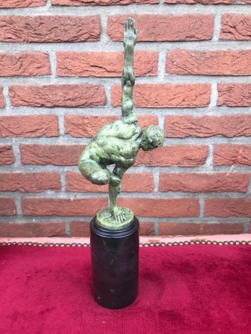 bronzen topbeeld, balancerende gespierde man, Antiek en Kunst, Kunst | Beelden en Houtsnijwerken, Ophalen of Verzenden