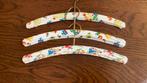 I.g.st 3 vintage houten met plastic baby/kinder hangertjes, Ophalen, Gebruikt