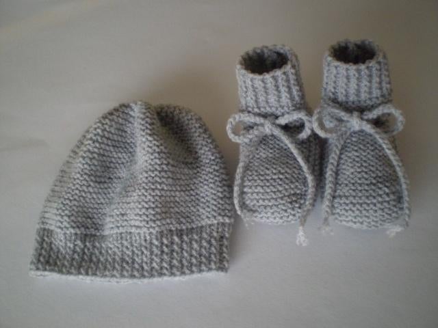 MOOI GRIJS BABYSETJE : BABYMUTSJE met BABYSLOFJES, Maat 56, Nieuw, Ophalen of Verzenden, Zelf gebreid