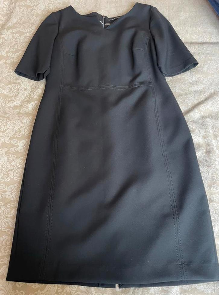 Klassiek zwart jurkje Expresso maat 40-42, Kleding | Dames, Jurken, Zo goed als nieuw, Maat 42/44 (L), Zwart, Knielengte, Ophalen of Verzenden