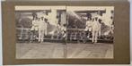 Stereofoto mannen tropenpakken brug Molenvliet? Batavia, Verzamelen, Foto's en Prenten, Verzenden, Voor 1940, Gebruikt, Foto