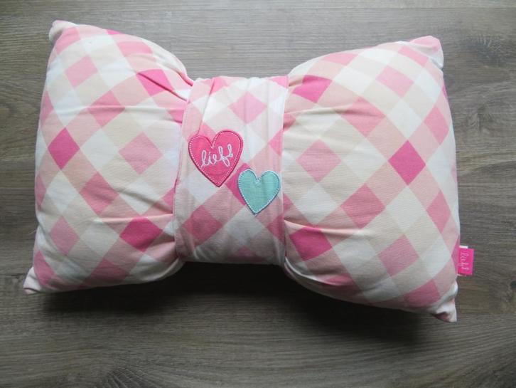 Kussen Lief! Lifestyle in de vorm van een strik, Kinderen en Baby's, Kinderkamer | Inrichting en Decoratie, Gebruikt, Kleed of Kussen