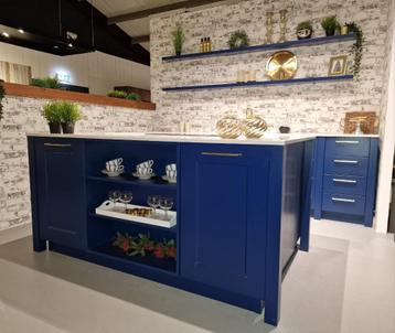Showroomkeuken hout blauw beschikbaar voor biedingen