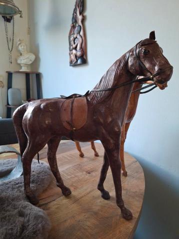 Vintage leren paard sculptuur beschikbaar voor biedingen