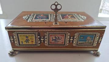 Vintage relief postzegel blik met sleuteltje beschikbaar voor biedingen